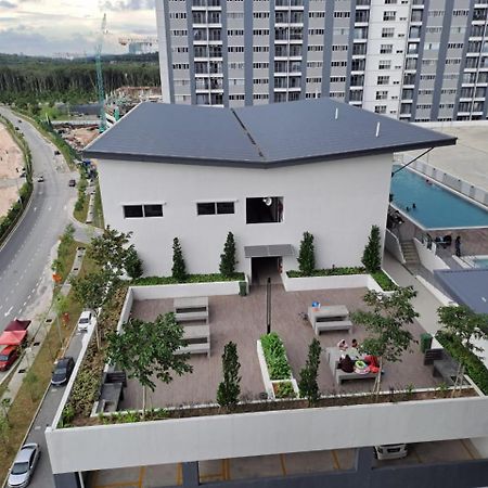 Impiana Homestay Near Putrajaya, Cyberjaya, Musliem Only,Wifi,Netflix Kampung Dengkil Esterno foto