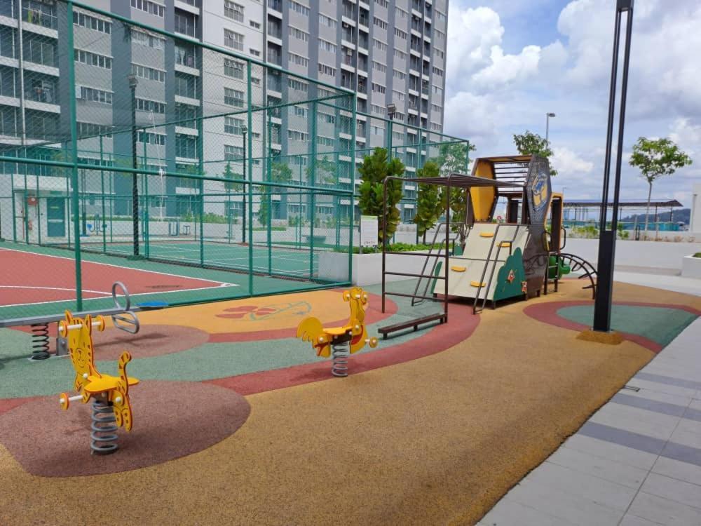 Impiana Homestay Near Putrajaya, Cyberjaya, Musliem Only,Wifi,Netflix Kampung Dengkil Esterno foto