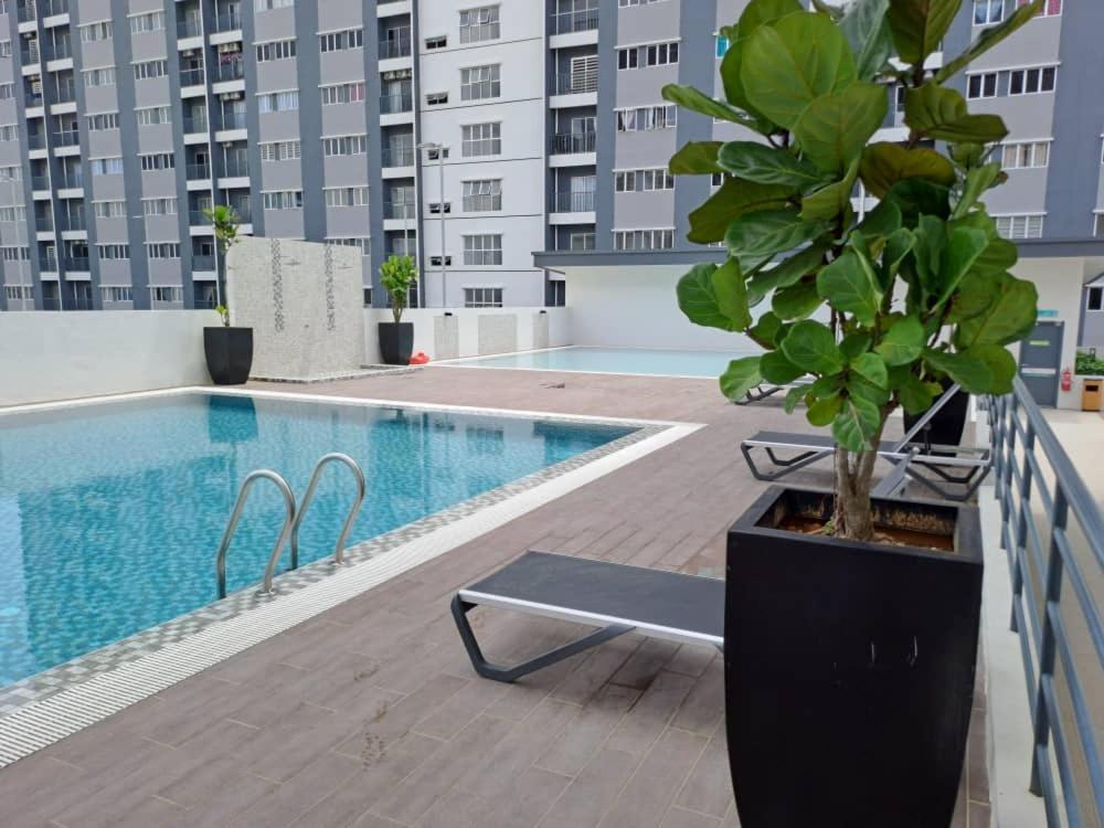 Impiana Homestay Near Putrajaya, Cyberjaya, Musliem Only,Wifi,Netflix Kampung Dengkil Esterno foto