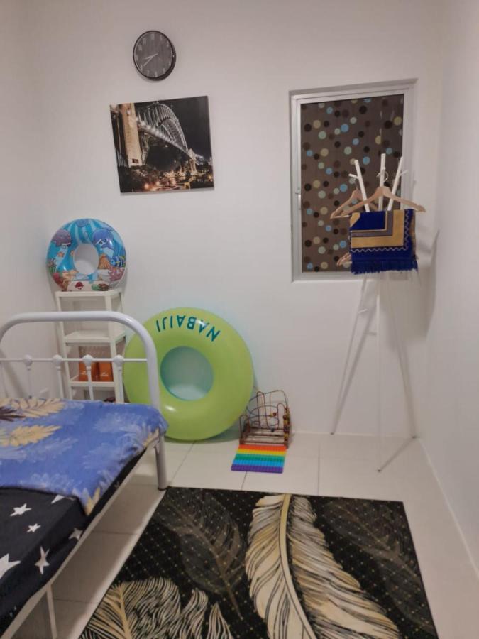 Impiana Homestay Near Putrajaya, Cyberjaya, Musliem Only,Wifi,Netflix Kampung Dengkil Esterno foto