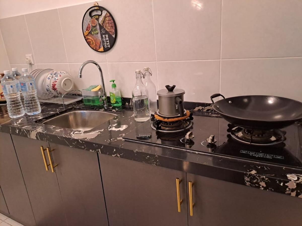 Impiana Homestay Near Putrajaya, Cyberjaya, Musliem Only,Wifi,Netflix Kampung Dengkil Esterno foto