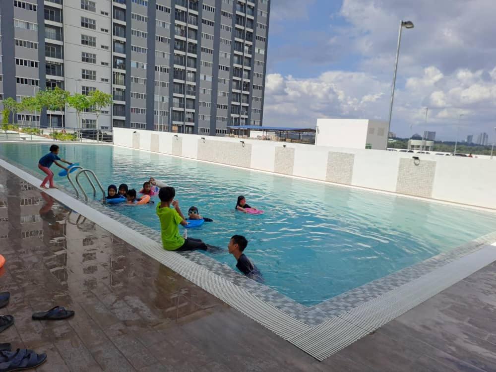 Impiana Homestay Near Putrajaya, Cyberjaya, Musliem Only,Wifi,Netflix Kampung Dengkil Esterno foto