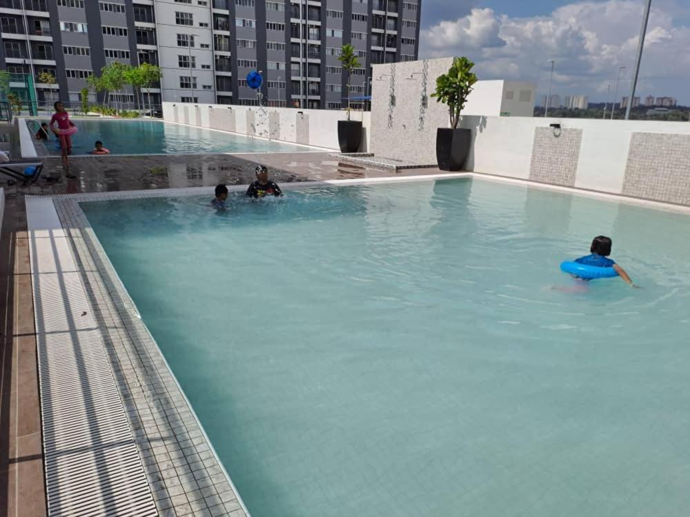 Impiana Homestay Near Putrajaya, Cyberjaya, Musliem Only,Wifi,Netflix Kampung Dengkil Esterno foto