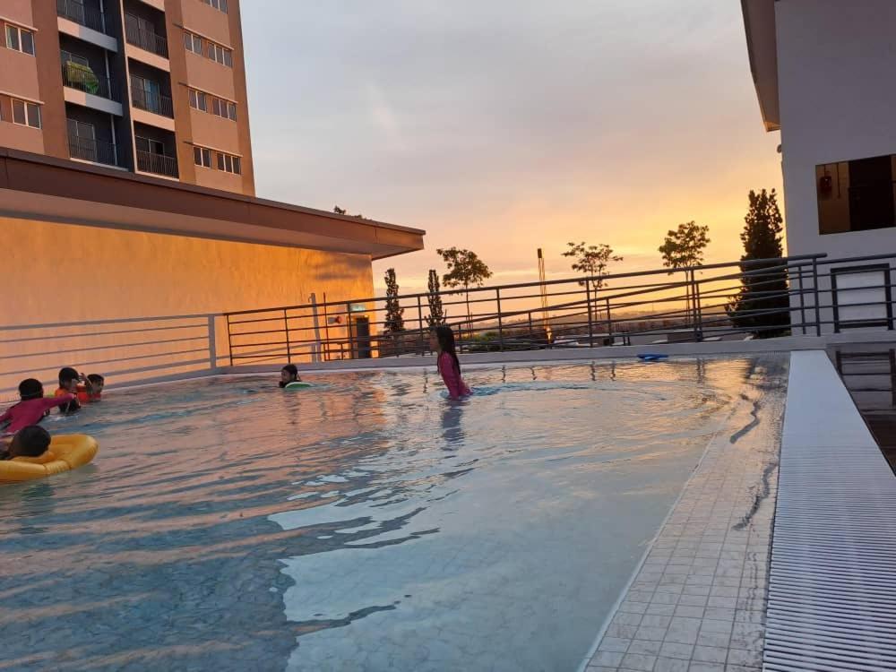 Impiana Homestay Near Putrajaya, Cyberjaya, Musliem Only,Wifi,Netflix Kampung Dengkil Esterno foto