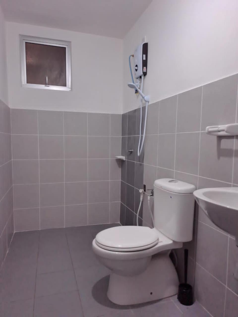 Impiana Homestay Near Putrajaya, Cyberjaya, Musliem Only,Wifi,Netflix Kampung Dengkil Esterno foto